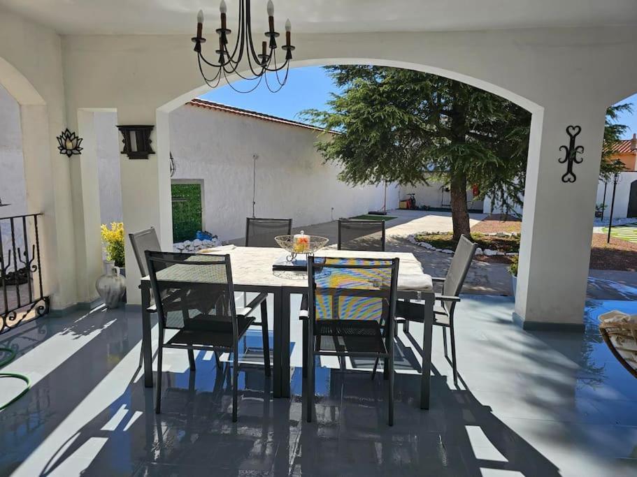 La Casa Del Arbol Villa Fuentiduena de Tajo Luaran gambar
